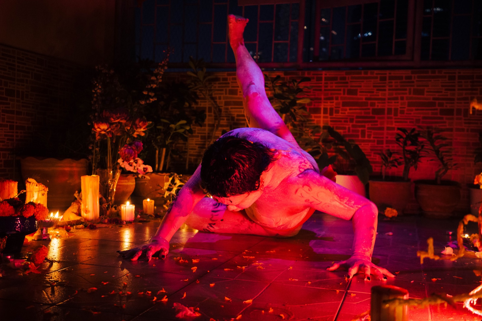 A performer with a different body shape, in the ritual
